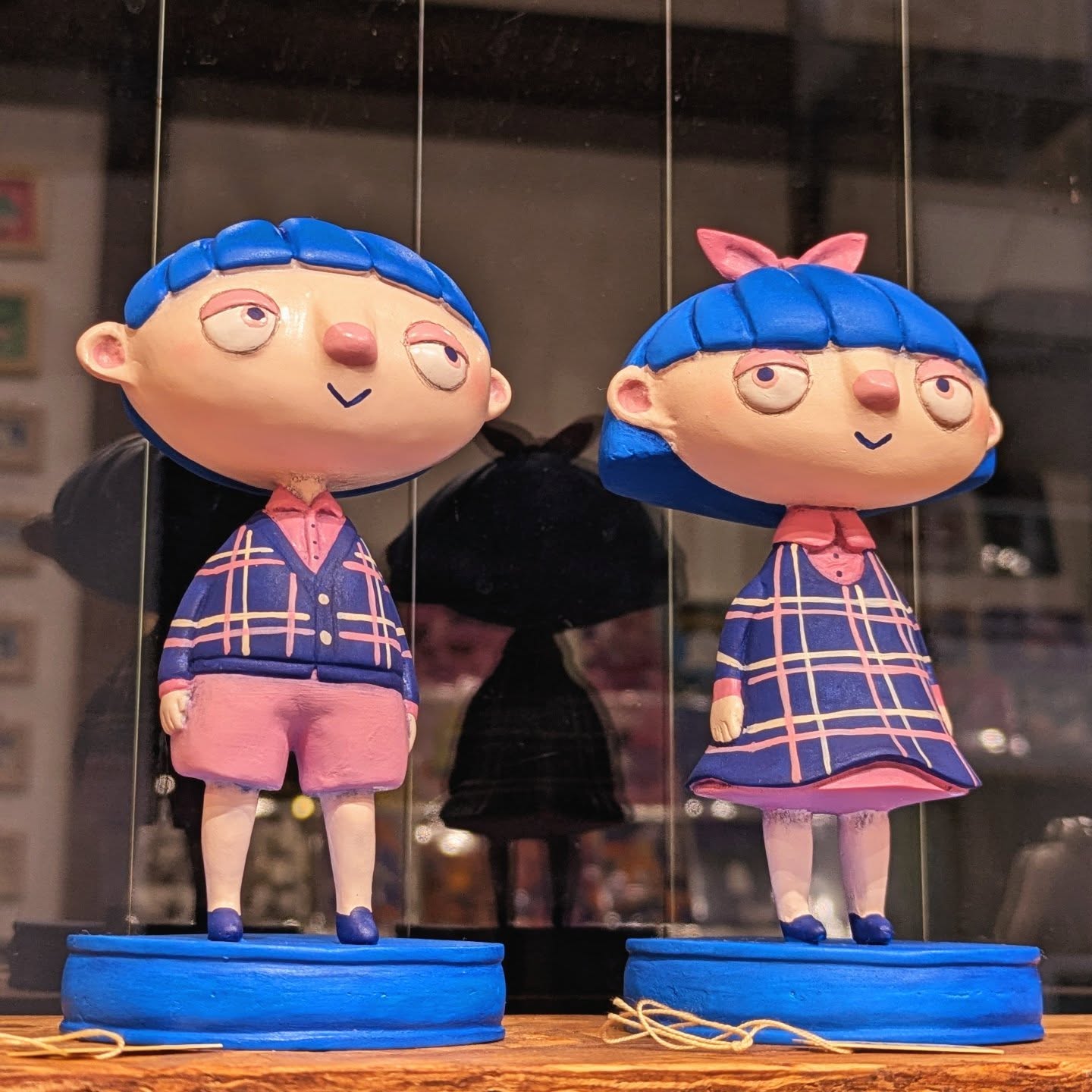 設営完了！明日からのmercy lokki作品展よろしくお願いします写真は2025 AUTUMN COLORのふたりです (Instagram)