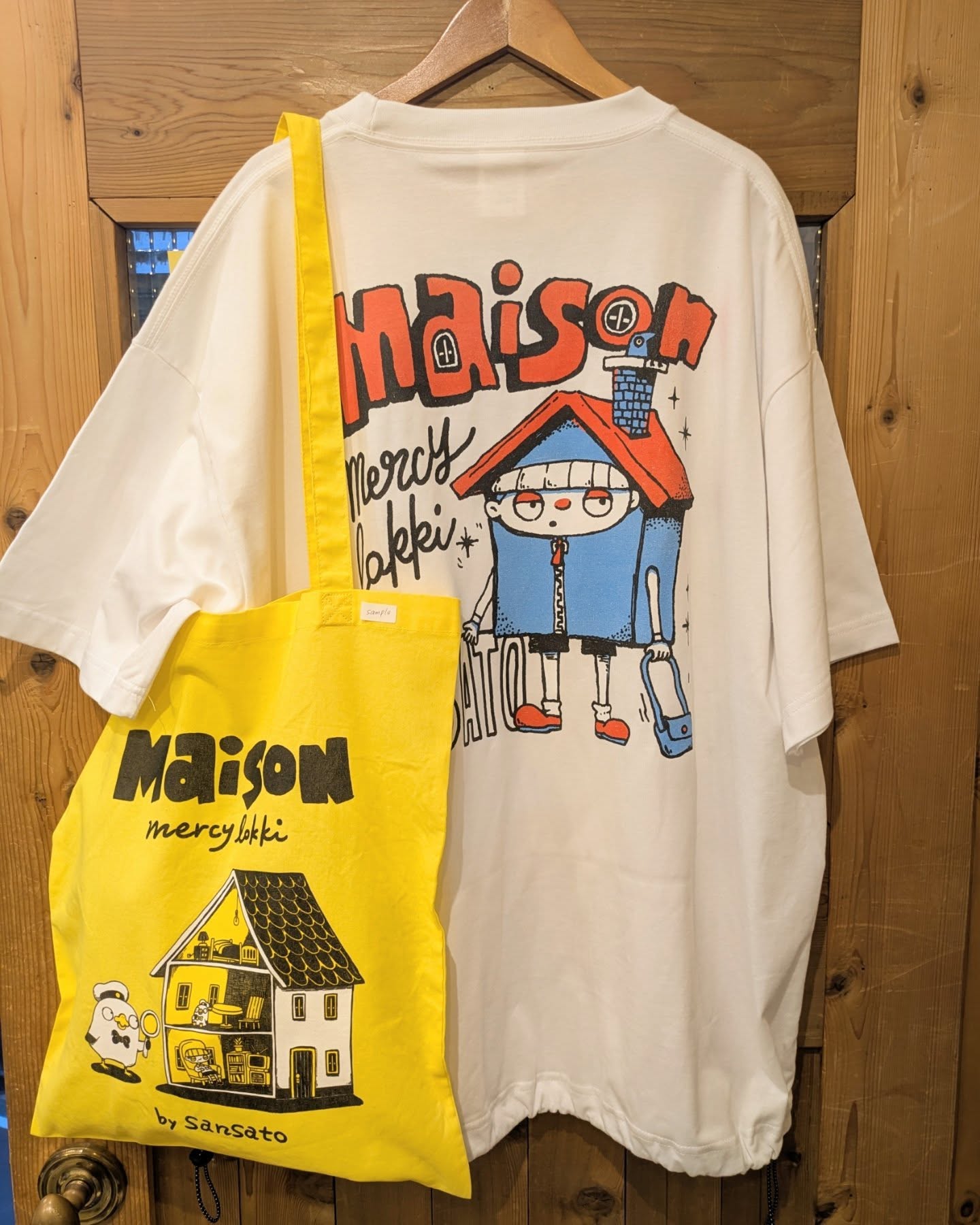 三叉灯さんとのコラボグッズ！裾がドローコードになっているTシャツと、カラフルなトートバッグです。こちらはすべて受注生産となります️#mercylokki #三叉灯 #Tシャツ #個展 #トートバッグ (Instagram)