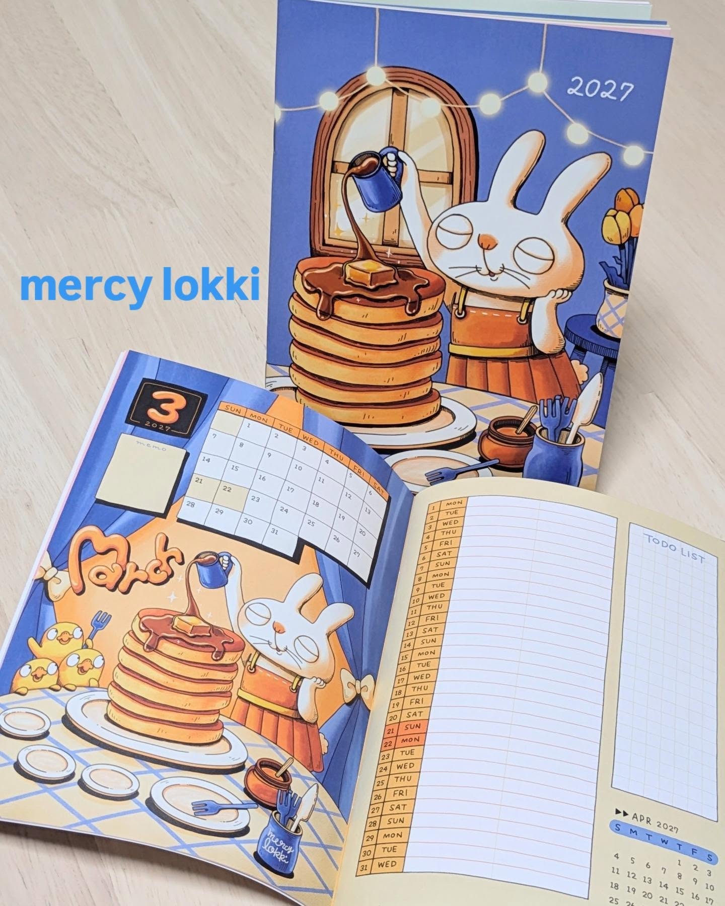 スケジュール帳も届きました！表紙はうさぎとパンケーキ🥞今回から透明カバーをなしにしたので、少しお値段下げています。#mercylokki個展準備中 (Instagram)